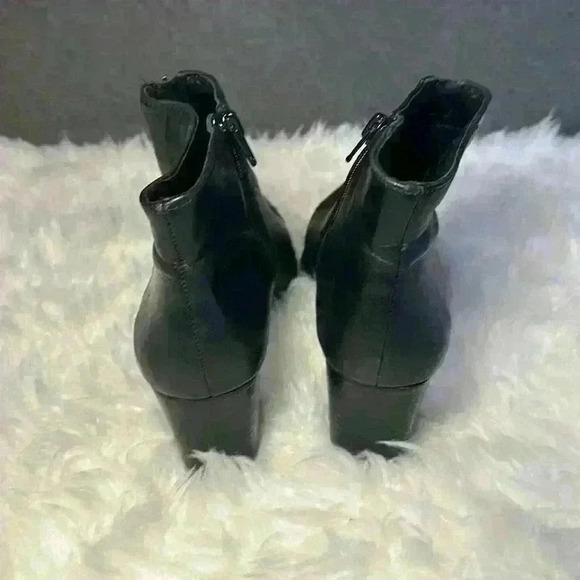 SOLE SOCIETY Soft Black Leather Pointed Toe w Zipper Med Heel Ankle Boot Size 7M - Picture 4 of 11